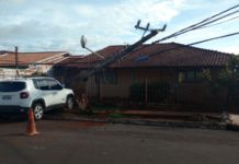 Motorista perde controle da direção e atinge poste de energia em bairro de Campo Grande