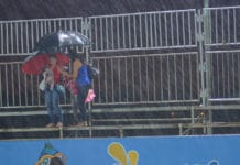 Chuva danifica fantasias e desfile das escolas de samba é adiado para sábado