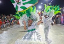 Chuva dá trégua e primeiro dia de desfile leva 2 mil à Praça do Papa