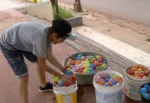 Em Ponta Porã, MS, brasileiros e paraguaios festejam carnaval com guerra de bexigas de água