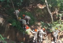 Idosa sobrevive à queda de carro no córrego Sóter e é socorrida pelo filho