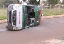 Ambulância capota após bater em carro em Campo Grande