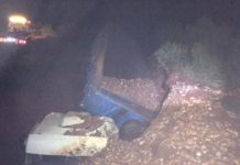 Motorista morre em MS após carreta carregada com mandioca bater em barranco