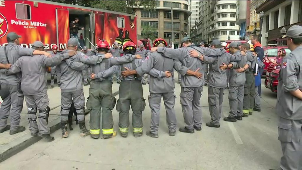 Governador de SP anuncia fim do trabalho de buscas dos bombeiros no prédio que desabou