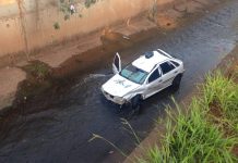 Jovem cai com carro em córrego de Campo Grande e sai com lesões leves