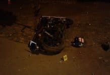 Motociclista morre ao bater em poste