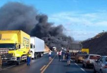 Engavetamento em MG deixa 9 mortos e dezenas de feridos