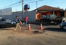 Camionete bate em carro em rotatória e invade estabelecimento comercial em Campo Grande