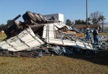 Carreta carregada com refrigerantes tomba em rotatória de Campo Grande