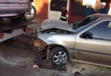 Motorista bate em carro e motos estacionadas e donos dos veículos ‘fogem’