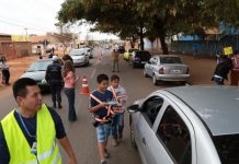 Alunos da Escola Municipal Tereza Rodrigues participam de atividades educativas no trânsito