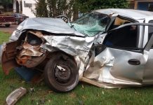 Mulher fica em estado grave e semáforo é derrubado em colisão entre carro e caminhonete em MS