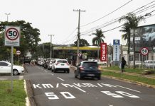 Faixas com limite de velocidade na pista reforçam sinalização em vias com radares