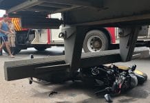 Motociclista vai parar embaixo de caminhão