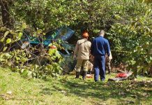 Motorista passa mal e veículo capota no barranco do córrego Sóter
