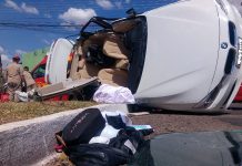 BMW capota após batida e bombeiros cortam teto para retirar vítimas em MS