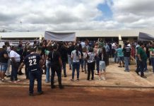 Governador Reinaldo Azambuja é recebido com vaias em Rio Brilhante e abandona inauguração de obra sem discursar