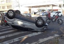 Carros batem no Centro de Campo Grande, um capota e motoristas e passageiros saem ilesos