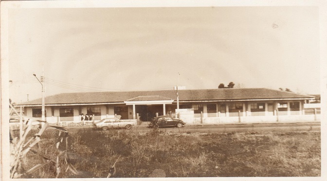 EE-Cel-Lima-de-Figueiredo-Foto-da-escola-em-1978-panorâmica.-672-x-372