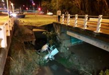 Rapaz fica gravemente ferido ao cair com carro em córrego de Campo Grande