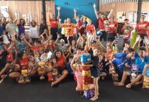 Crianças e adolescentes das Moreninhas ganham Natal Solidário em academia