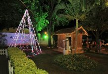 Prefeito inaugura decoração de Natal do Distrito de Rochedinho