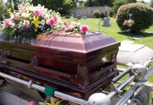 Mãe e filha entram em velório, fingem conhecer o falecido e são detidas após furtarem celular e carteira