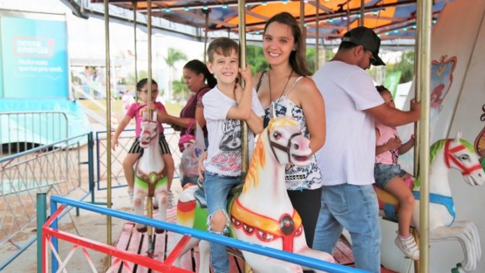 filho e mae carrossel