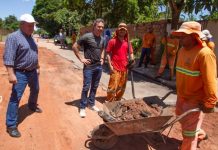 Prefeito vistoria reparos em drenagem e asfalto danificados pelo temporal da semana passada
