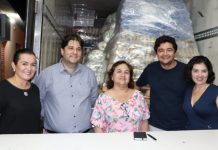 A Prefeitura de Campo Grande recebeu na noite desta quinta-feira (26) a doação de sete toneladas de alimentos não perecíveis que serão destinados a pessoas em situação de vulnerabilidade , população em situação de rua, migrantes e estrangeiros abrigados em escolas e nas unidades assistenciais do município, contempladas no plano de ação para conter a disseminação do Coronavírus (Covid-19) entre este público. A vice-prefeita Adriane Lopes acompanhou a entrega dos alimentos no Almoxarifado da Secretaria Municipal de Assistência Social (SAS) onde eles serão separados e organizados em cestas para serem distribuídas. “Neste momento tão difícil que estamos passando podemos perceber que existem ainda muitas pessoas que pensam no próximo. Certamente essa doação irá nos ajudar e muito e garantir alimento para centenas de pessoas”, disse. Os alimentos foram conseguidos através de articulação da Gerência de Educação Permanente da Secretaria Municipal de Saúde (GEP/Sesau) e apoiadores/colaboradores que criaram a campanha “Gente Ajuda Gente”, com o objetivo de mobilizar a sociedade civil organizada para arrecadar donativos, materiais e insumos a serem utilizados nas ações de enfrentamento do Covid-19. O secretário municipal de Saúde, José Mauro Filho, também esteve acompanhando a entrega e agradeceu o apoio das empresas e instituições. “Nós só temos que agradecer a todas as empresas que têm sido parceiras nesta luta. Isso faz toda a diferença para que a gente consiga prosseguir e oferecer o mínimo de condições aos nossos servidores e à população que, como neste caso, não teria condições de ter o alimento em sua mesa”, complementa. A doação dos alimentos foi feita pela Associação Sul-Mato-Grossense de Supermercados (AMAS), Rede de Supermercados Pires, Rede de Supermercados Nunes e Grupo Pereira – Fort Atacadista. A logistica de entrega contou com apoio do empresário Claudio Cavol, presidente do Sindica da Empresas de Transporte de Cargas e Logística de Mato Grosso do Sul (SETLOG-MS) e diretor-proprietário da Três Américas Transportes.