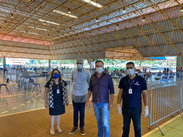 Vander visita polo de atendimento para suspeitos de Covid-19 no Parque Ayrton Senna