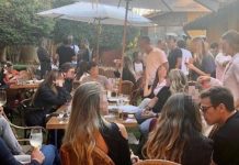 Ritmo de festa: Advogado ignora isolamento e promove aglomeração de aniversário