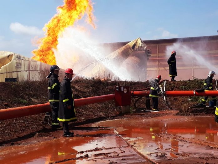Bombeiros tentam resfriar tanque de etanol que explodiu para iniciar buscas por desaparecido em MS