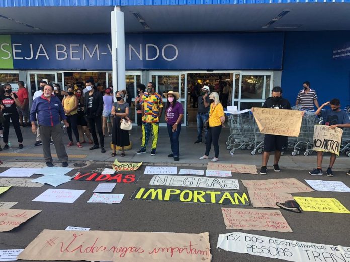 Grupo de cerca de 40 pessoas protesta em frente ao Carrefour de Campo Grande (MS)
