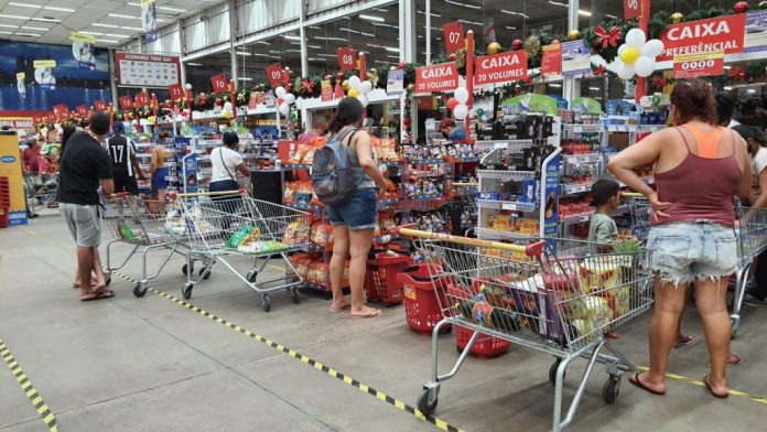 VIGILÂNCIA SANITÁRIA REALIZA ‘BLITZ EDUCATIVA’ EM SUPERMERCADOS PARA REFORÇAR ORIENTAÇÕES DE BIOSSEGURANÇA