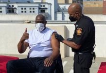 Magic Johnson recebe primeira dose de vacina contra coronavírus