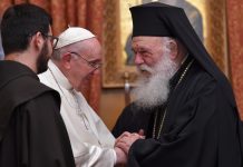 ‘Papa, você é um herege’, grita padre ortodoxo durante passagem de Francisco em Atenas