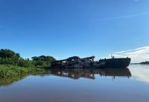Barco que naufragou em MS matando 7 pessoas já foi carregado por 4 km e segue sustentado por barcaça de carga