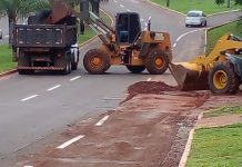 PREFEITURA MOBILIZA EQUIPES PARA RETIRAR BANCOS DE AREIA EM RUAS PAVIMENTADAS