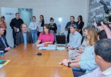 PREFEITA ADRIANE LOPES ASSINA CONTRATO COM A CAIXA E GARANTE ASFALTO NO ITAMARACÁ E PARQUE DO SOL