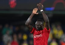 Mané celebra com torcida do Bayern após goleada