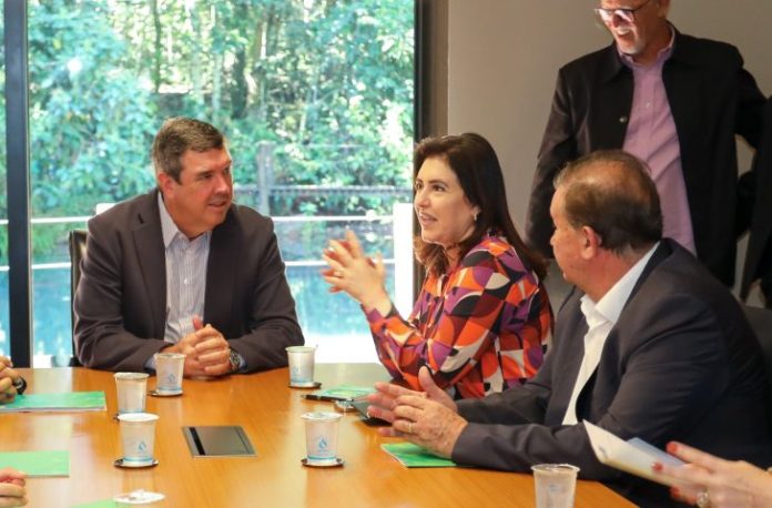 Governador-Eduardo-Riedel-recebe-a-ministra-do-Planejamento-e-Orçamento-Simone-Tebet-Foto-Saul-Schramm2-730x480