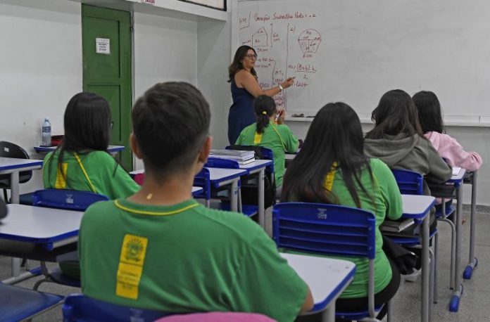 Aula-Escola-Estadual-Lucia-Martins-Coelho-Matricula-2024-Foto-Bruno-Rezende-730x480