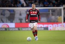 Decisivo contra Grêmio, Léo Ortiz cresce no Flamengo e ainda sonha com Seleção: “Cabeça no lugar”