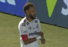 Neymar simula jogo de cartas ao comemorar gol do Santos contra a Chapecoense