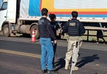 Acidente entre carreta e moto deixa duas pessoas gravemente feridas e causa congestionamento na BR-163