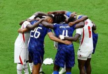 Roda de oração? Abraço coletivo entre jogadores de França e Inglaterra chama atenção