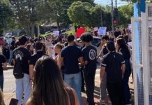 Protesto de alunos de medicina de universidade particular trava trânsito em Campo Grande