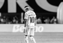Neymar diz que sentiu incômodo na coxa e critica gramado da Vila Belmiro: ‘Trabalho de m…’