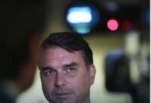 Flávio Bolsonaro destinou emenda a miliciano condenado no caso Marielle; veja prints de conversa com assessora do senador